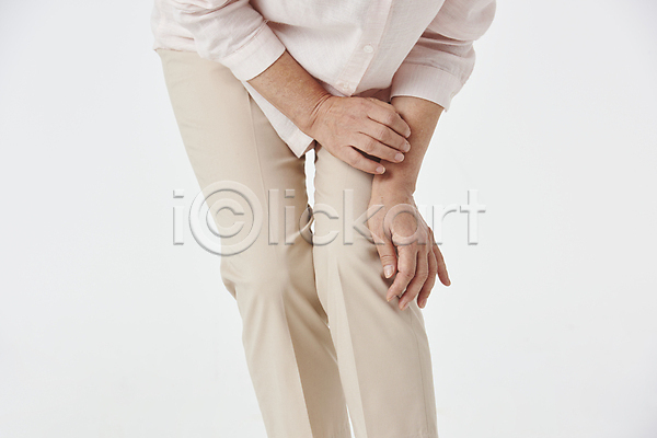 고통 60대 노년 노인여자한명만 여자 한국인 한명 JPG 앞모습 포토 건강관리 관절염 노후건강 무릎 무릎통증 스튜디오촬영 실버라이프 우먼라이프 잡기 하반신 할머니 흰배경