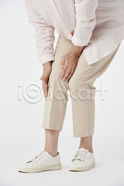 고통 60대 노년 노인여자한명만 여자 한국인 한명 JPG 옆모습 포토 건강관리 관절염 노후건강 무릎 무릎통증 스튜디오촬영 실버라이프 우먼라이프 잡기 하반신 할머니 흰배경