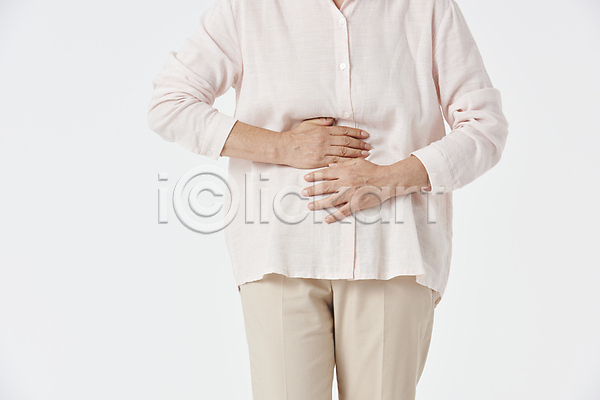 고통 60대 노년 노인여자한명만 여자 한국인 한명 JPG 앞모습 포토 건강관리 노후건강 배(신체부위) 복통 상반신 스튜디오촬영 실버라이프 우먼라이프 잡기 할머니 흰배경
