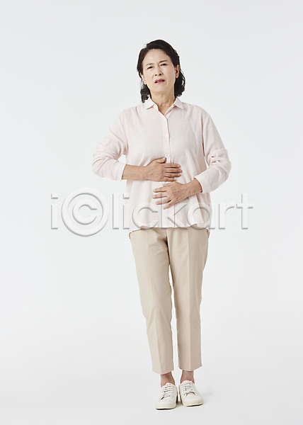고통 60대 노년 노인여자한명만 여자 한국인 한명 JPG 앞모습 포토 건강관리 노후건강 배(신체부위) 복통 서기 스튜디오촬영 실버라이프 우먼라이프 잡기 전신 찡그림 할머니 흰배경