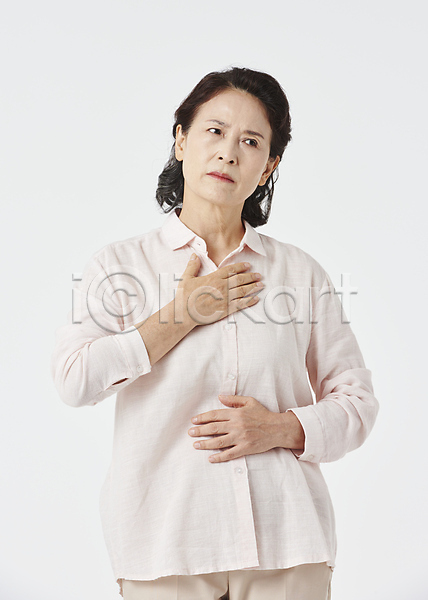 고통 답답함 60대 노년 노인여자한명만 여자 한국인 한명 JPG 앞모습 포토 가슴통증 건강관리 노후건강 상반신 스튜디오촬영 실버라이프 우먼라이프 응시 잡기 찡그림 할머니 흰배경