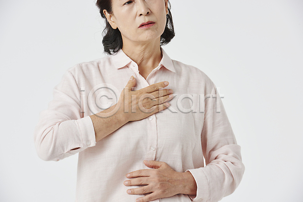 고통 답답함 60대 노년 노인여자한명만 여자 한국인 한명 JPG 앞모습 포토 가슴 가슴통증 건강관리 노후건강 상반신 스튜디오촬영 실버라이프 우먼라이프 잡기 할머니 흰배경
