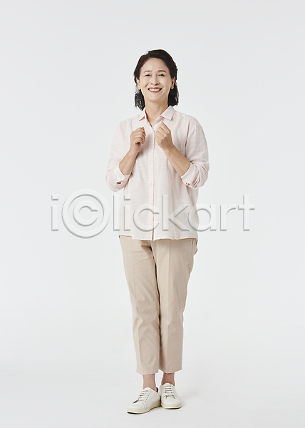 기쁨 상쾌 60대 노년 노인여자한명만 여자 한국인 한명 JPG 앞모습 포토 건강 건강관리 노후건강 미소(표정) 스튜디오촬영 실버라이프 우먼라이프 웃음 전신 주먹 할머니 흰배경