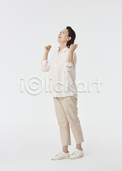 기쁨 상쾌 60대 노년 노인여자한명만 여자 한국인 한명 JPG 앞모습 옆모습 포토 건강 건강관리 노후건강 미소(표정) 스튜디오촬영 실버라이프 올려보기 우먼라이프 웃음 전신 주먹 할머니 흰배경