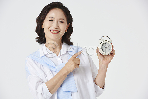 60대 노년 노인여자한명만 여자 한국인 한명 JPG 앞모습 포토 가리킴 건강 건강관리 노후건강 미소(표정) 상반신 스튜디오촬영 실버라이프 우먼라이프 자명종 할머니 흰배경