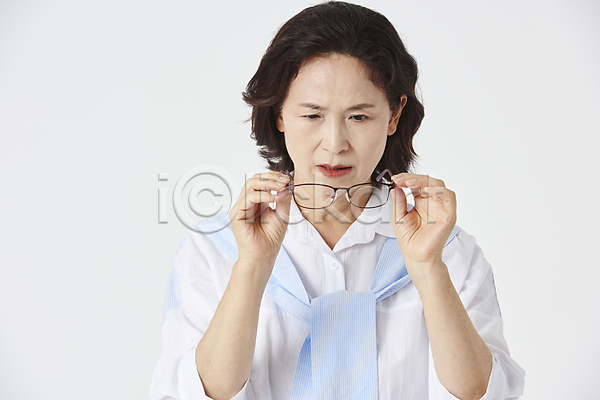 60대 노년 노인여자한명만 여자 한국인 한명 JPG 앞모습 포토 건강 건강관리 노후건강 들기 상반신 스튜디오촬영 시력저하 실버라이프 안경 우먼라이프 응시 찡그림 할머니 흰배경
