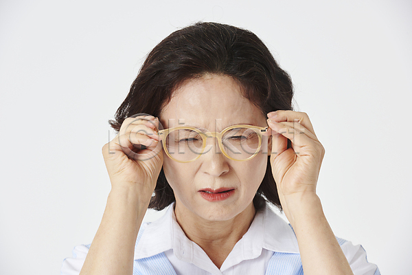 60대 노년 노인여자한명만 여자 한국인 한명 JPG 앞모습 포토 건강 건강관리 노후건강 상반신 스튜디오촬영 시력저하 실버라이프 안경 우먼라이프 잡기 찡그림 할머니 흰배경