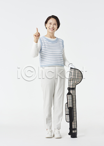 60대 노년 노인여자한명만 여자 한국인 한명 JPG 앞모습 포토 골프 골프가방 골프웨어 골프채 들기 미소(표정) 서기 손짓 스튜디오촬영 스포츠 실내 실버라이프 전신 파크골프 할머니 흰배경