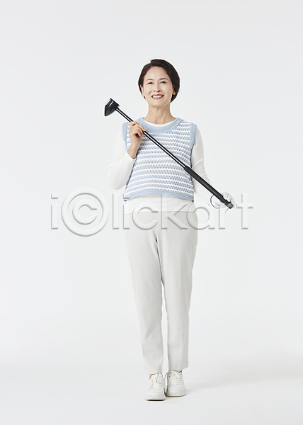 60대 노년 노인여자한명만 여자 한국인 한명 JPG 앞모습 포토 골프 골프웨어 골프채 들기 미소(표정) 서기 스튜디오촬영 스포츠 실내 실버라이프 전신 파크골프 할머니 흰배경