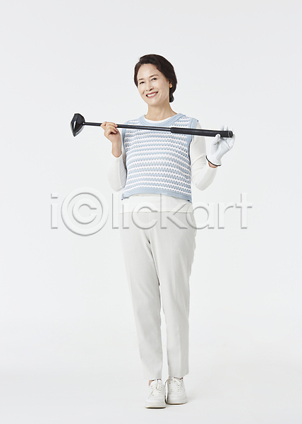 60대 노년 노인여자한명만 여자 한국인 한명 JPG 앞모습 포토 골프 골프웨어 골프채 들기 미소(표정) 서기 스튜디오촬영 스포츠 실내 실버라이프 전신 파크골프 할머니 흰배경
