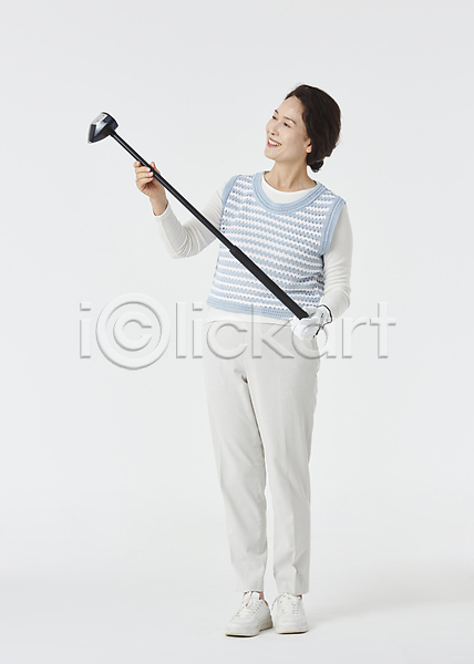 60대 노년 노인여자한명만 여자 한국인 한명 JPG 앞모습 포토 골프 골프웨어 골프채 들기 미소(표정) 서기 스튜디오촬영 스포츠 실내 실버라이프 응시 전신 파크골프 할머니 흰배경