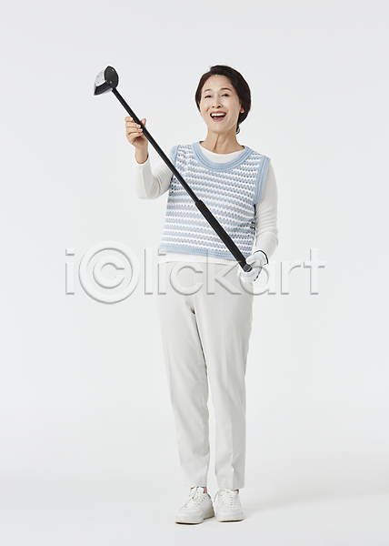 60대 노년 노인여자한명만 여자 한국인 한명 JPG 앞모습 포토 골프 골프웨어 골프채 들기 미소(표정) 서기 스튜디오촬영 스포츠 실내 실버라이프 웃음 전신 파크골프 할머니 흰배경