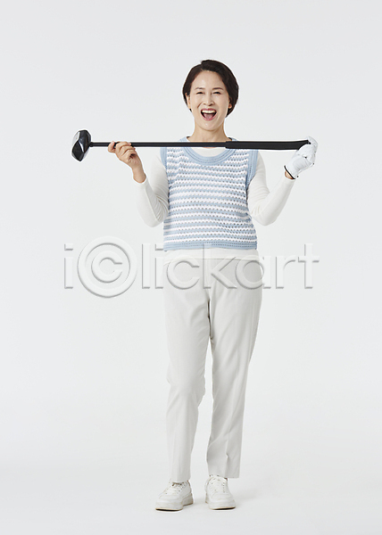 60대 노년 노인여자한명만 여자 한국인 한명 JPG 앞모습 포토 골프 골프웨어 골프채 들기 미소(표정) 서기 스튜디오촬영 스포츠 실내 실버라이프 웃음 전신 파크골프 할머니 흰배경
