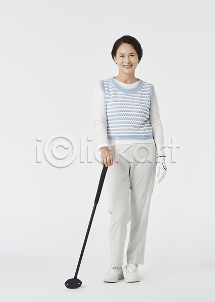 60대 노년 노인여자한명만 여자 한국인 한명 JPG 앞모습 포토 골프 골프웨어 골프채 미소(표정) 서기 스튜디오촬영 스포츠 실내 실버라이프 잡기 전신 파크골프 할머니 흰배경