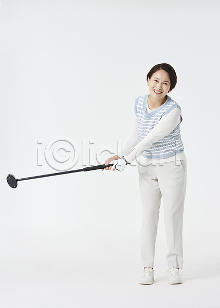 60대 노년 노인여자한명만 여자 한국인 한명 JPG 앞모습 포토 골프 골프웨어 골프채 들기 미소(표정) 서기 스윙 스튜디오촬영 스포츠 실내 실버라이프 전신 파크골프 할머니 흰배경