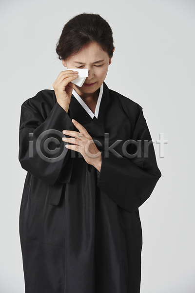 슬픔 60대 노년 노인여자한명만 여자 한국인 한명 JPG 앞모습 포토 눈물 닦기 들기 상반신 상복 스튜디오촬영 실내 실버라이프 장례 할머니 회색배경