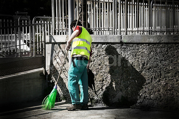 거절 낭비 실업 사람없음 JPG 포토 해외이미지 노동자 도로 도시 먼지 생태계 소셜 쓰레기 쓰레기통 업무 운영자 유니폼 컨셉 해외202004