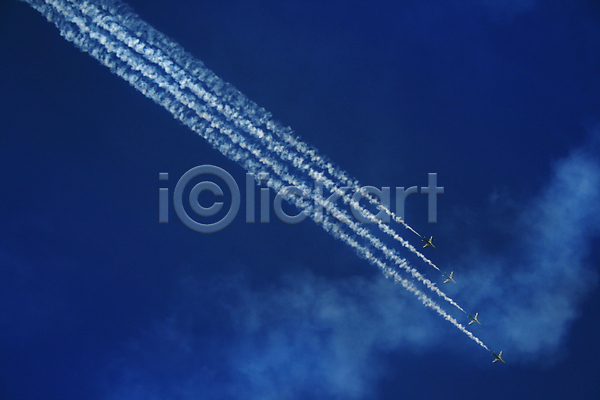 사람없음 JPG 옆모습 포토 해외이미지 구름(자연) 비행기 비행운 야외 에어쇼 연기 제트기 주간 파란색 플랫 하늘 해외202004