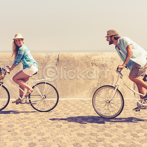 함께함 행복 20대 남자 두명 백인 여자 JPG 포토 해외이미지 맑음 미소(표정) 봄 산책로 승차 야외 여름(계절) 웃음 자전거 주말 커플 하늘 해외202004 햇빛 휴가