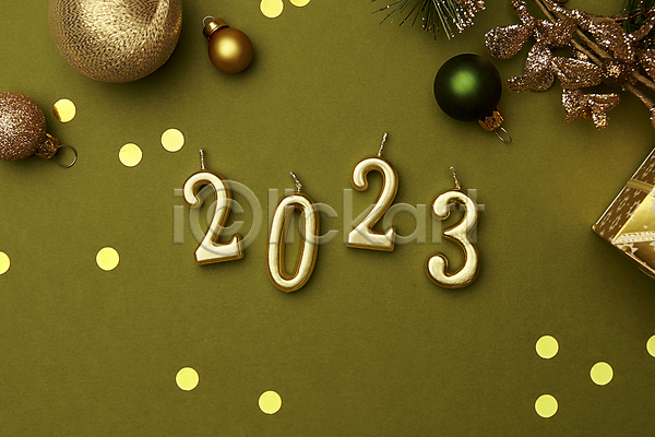 사람없음 JPG 포토 하이앵글 2023년 계묘년 백그라운드 새해 숫자초 스튜디오촬영 오브젝트 이벤트 장식 초록배경 컨셉 크리스마스장식
