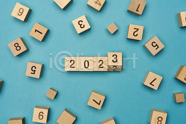 사람없음 JPG 포토 2023년 계묘년 나무블록 백그라운드 새해 숫자 스튜디오촬영 오브젝트 장식 컨셉 파란배경