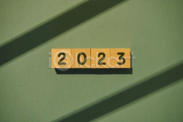 사람없음 JPG 포토 2023년 계묘년 그림자 나무블록 백그라운드 새해 숫자 스튜디오촬영 오브젝트 장식 초록배경 컨셉
