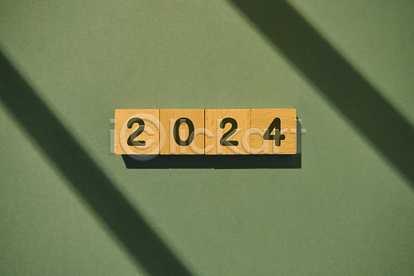 사람없음 JPG 포토 2024년 갑진년 그림자 나무블록 백그라운드 새해 숫자 스튜디오촬영 오브젝트 장식 초록배경 컨셉
