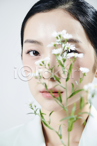 20대 성인 성인여자한명만 여자 한국인 한명 JPG 근접촬영 소프트포커스 앞모습 포토 꽃 무표정 뷰티 상반신 스튜디오촬영 실내 얼굴 응시 의료성형뷰티 흰배경