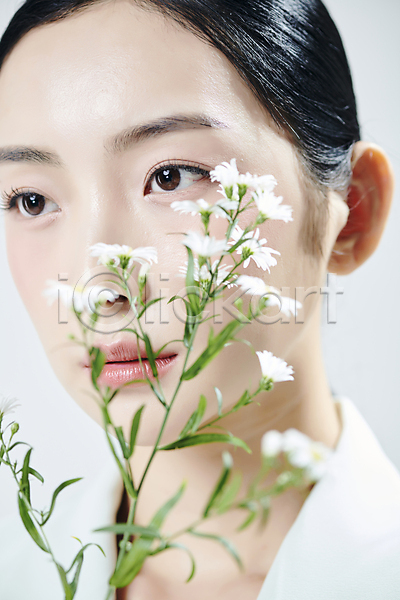 20대 성인 성인여자한명만 여자 한국인 한명 JPG 근접촬영 소프트포커스 앞모습 포토 꽃 무표정 뷰티 상반신 스튜디오촬영 실내 얼굴 의료성형뷰티 흰배경