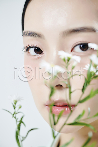 20대 성인 성인여자한명만 여자 한국인 한명 JPG 근접촬영 소프트포커스 앞모습 포토 꽃 무표정 뷰티 상반신 스튜디오촬영 실내 얼굴 응시 의료성형뷰티 흰배경