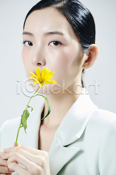 20대 성인 성인여자한명만 여자 한국인 한명 JPG 근접촬영 앞모습 포토 꽃 들기 무표정 뷰티 상반신 스튜디오촬영 실내 응시 의료성형뷰티 흰배경