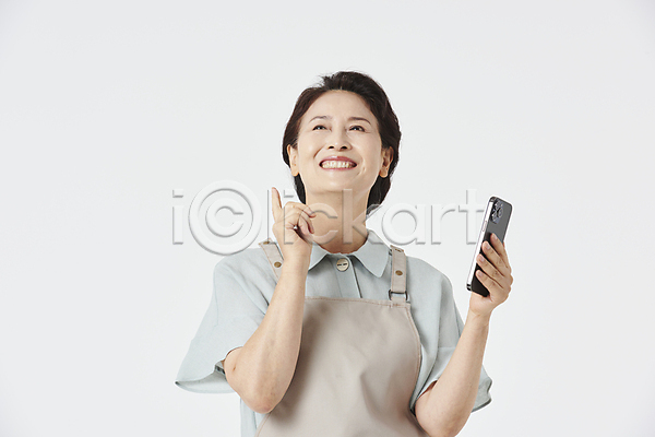 기쁨 60대 노년 노인여자한명만 여자 한국인 한명 JPG 앞모습 포토 가리킴 들기 미소(표정) 상반신 소상공인 스마트폰 스튜디오촬영 실내 실버라이프 앞치마 올려보기 자영업 자영업자 창업 할머니 흰배경