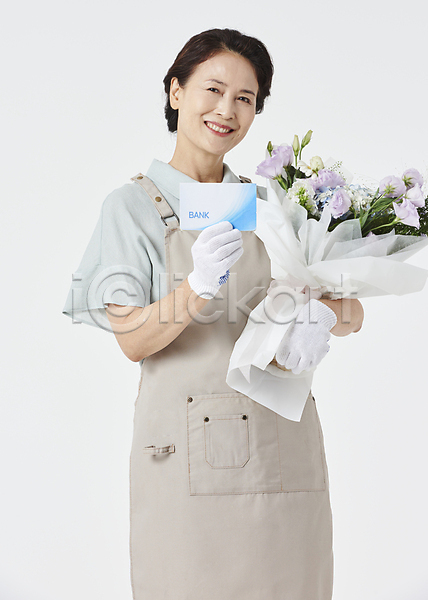 기쁨 60대 노년 노인여자한명만 여자 한국인 한명 JPG 앞모습 포토 금융 꽃다발 들기 미소(표정) 상반신 소상공인 스튜디오촬영 실내 실버라이프 앞치마 자영업 자영업자 창업 통장 할머니 흰배경