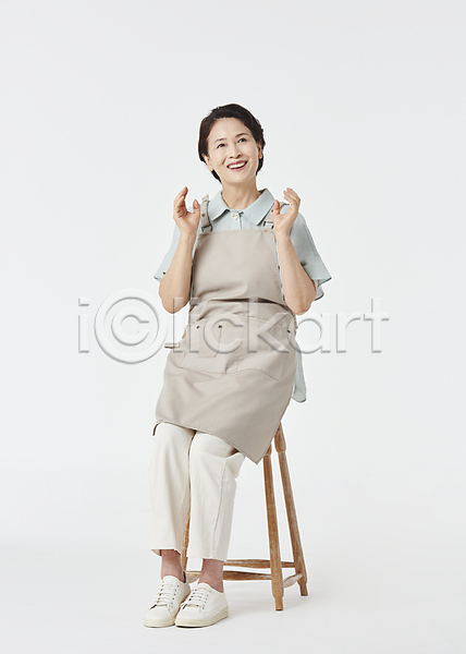 기쁨 60대 노년 노인여자한명만 여자 한국인 한명 JPG 앞모습 포토 걸터앉기 미소(표정) 소상공인 손짓 스튜디오촬영 실내 실버라이프 앞치마 의자 자영업 자영업자 전신 창업 할머니 흰배경