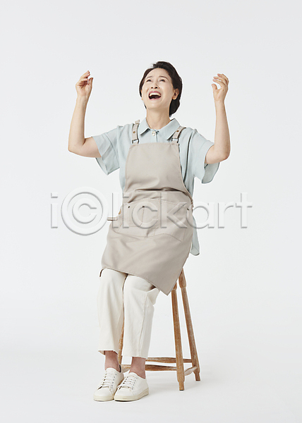 기쁨 60대 노년 노인여자한명만 여자 한국인 한명 JPG 앞모습 포토 걸터앉기 고개들기 소상공인 손들기 스튜디오촬영 실내 실버라이프 앞치마 올려보기 웃음 의자 자영업 자영업자 전신 창업 할머니 흰배경