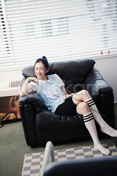20대 성인 성인여자한명만 여자 한국인 한명 JPG 앞모습 포토 게임콘트롤러 뉴트로 다리꼬기 들기 미소(표정) 뷰티 소파 실내 싱글라이프 앉기 우먼라이프 의료성형뷰티 전신 힙스터