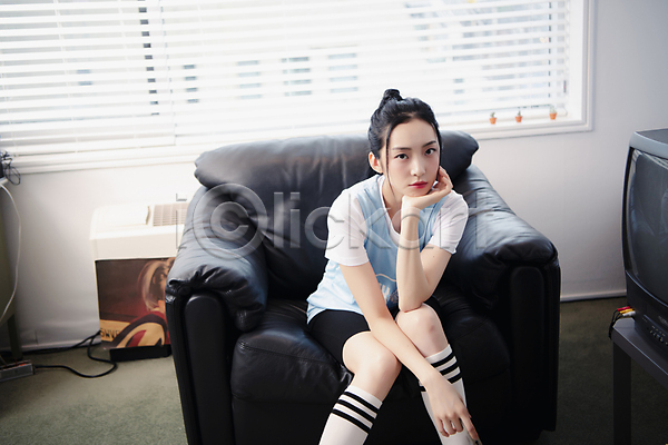 20대 성인 성인여자한명만 여자 한국인 한명 JPG 앞모습 포토 뉴트로 뷰티 상반신 소파 실내 싱글라이프 앉기 우먼라이프 응시 의료성형뷰티 턱괴기 힙스터