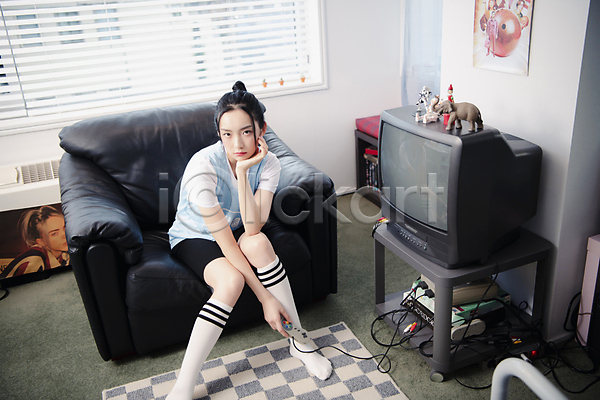 20대 성인 성인여자한명만 여자 한국인 한명 JPG 앞모습 포토 게임기 게임콘트롤러 뉴트로 들기 뷰티 소파 실내 싱글라이프 앉기 우먼라이프 응시 의료성형뷰티 전신 턱괴기 텔레비전 힙스터