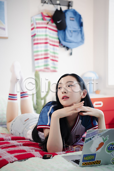 20대 성인 성인여자한명만 여자 한국인 한명 JPG 아웃포커스 앞모습 포토 노트북 뉴트로 다리들기 뷰티 손모으기 실내 싱글라이프 엎드리기 우먼라이프 응시 의료성형뷰티 전신 힙스터