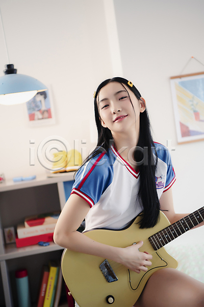 즐거움 20대 성인 성인여자한명만 여자 한국인 한명 JPG 앞모습 포토 기타 뉴트로 미소(표정) 뷰티 상반신 실내 싱글라이프 연주 우먼라이프 웃음 의료성형뷰티 힙스터