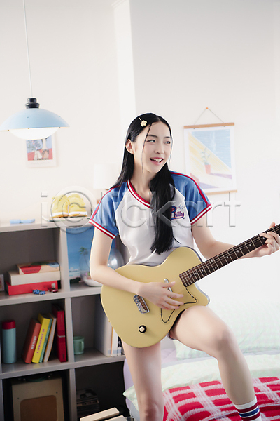 20대 성인 성인여자한명만 여자 한국인 한명 JPG 앞모습 포토 기타 뉴트로 들기 미소(표정) 뷰티 상반신 실내 싱글라이프 연주 우먼라이프 웃음 의료성형뷰티 힙스터