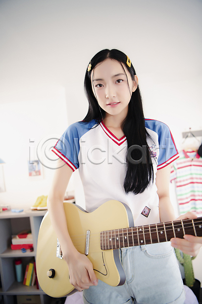 20대 성인 성인여자한명만 여자 한국인 한명 JPG 앞모습 포토 기타 뉴트로 들기 미소(표정) 뷰티 상반신 실내 싱글라이프 우먼라이프 응시 의료성형뷰티 힙스터