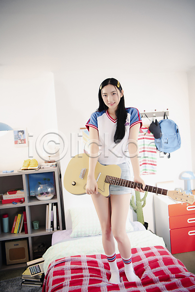20대 성인 성인여자한명만 여자 한국인 한명 JPG 앞모습 포토 기타 뉴트로 들기 미소(표정) 뷰티 서기 실내 싱글라이프 우먼라이프 응시 의료성형뷰티 전신 침대 힙스터