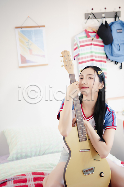 20대 성인 성인여자한명만 여자 한국인 한명 JPG 앞모습 포토 기타 뉴트로 무릎꿇기 미소(표정) 뷰티 실내 싱글라이프 우먼라이프 응시 의료성형뷰티 잡기 전신 침대 힙스터