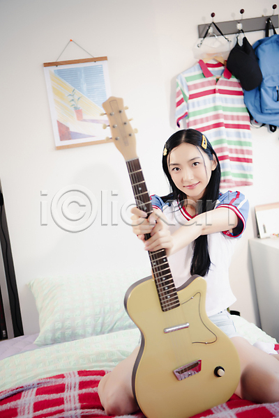 20대 성인 성인여자한명만 여자 한국인 한명 JPG 앞모습 포토 기타 뉴트로 무릎꿇기 미소(표정) 뷰티 실내 싱글라이프 우먼라이프 응시 의료성형뷰티 잡기 전신 침대 힙스터
