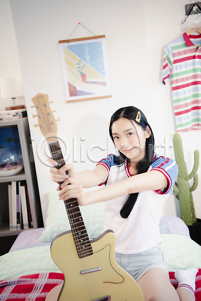 20대 성인 성인여자한명만 여자 한국인 한명 JPG 앞모습 포토 기타 뉴트로 미소(표정) 뷰티 실내 싱글라이프 우먼라이프 응시 의료성형뷰티 잡기 전신 침대 힙스터