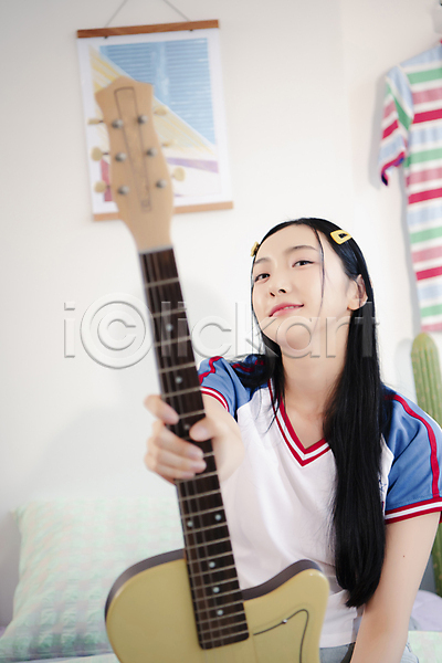 20대 성인 성인여자한명만 여자 한국인 한명 JPG 앞모습 포토 기타 뉴트로 미소(표정) 뷰티 상반신 실내 싱글라이프 우먼라이프 응시 의료성형뷰티 잡기 힙스터
