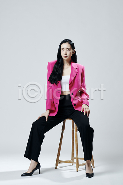 20대 성인 성인여자한명만 여자 한국인 한명 JPG 앞모습 포토 걸터앉기 다리벌리기 무표정 스튜디오촬영 실내 앉기 의료성형뷰티 의자 재킷 전신 회색배경