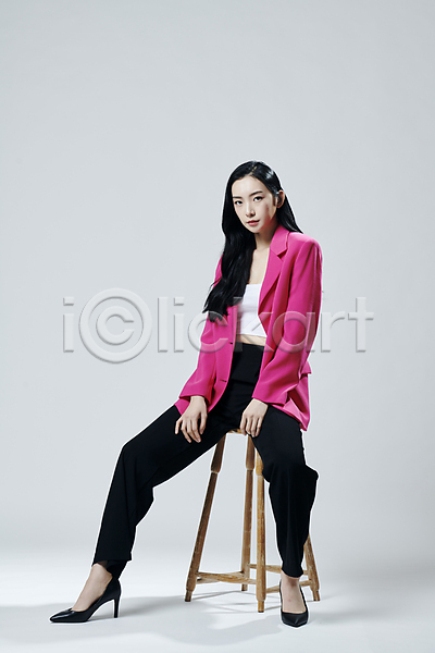 20대 성인 성인여자한명만 여자 한국인 한명 JPG 앞모습 포토 걸터앉기 다리벌리기 무표정 스튜디오촬영 실내 앉기 응시 의료성형뷰티 의자 재킷 전신 회색배경