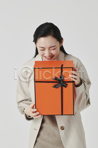 고급 20대 성인 성인여자한명만 여자 한국인 한명 JPG 앞모습 포토 가을(계절) 들기 미소(표정) 상반신 선물 선물상자 쇼핑 스튜디오촬영 실내 웃음 회색배경